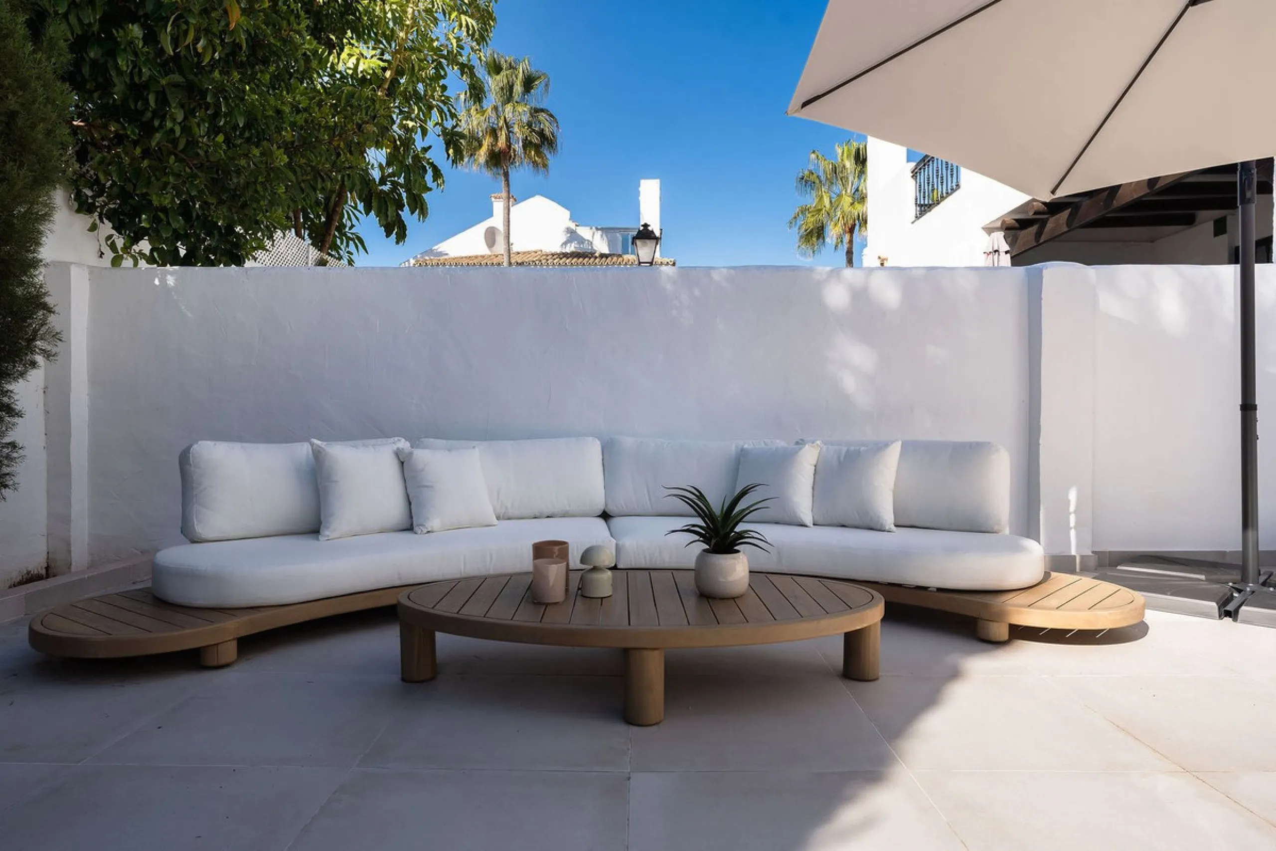 Welcome to this exceptional townhouse where contemporary luxury meets comfort and effortless lifestyle!