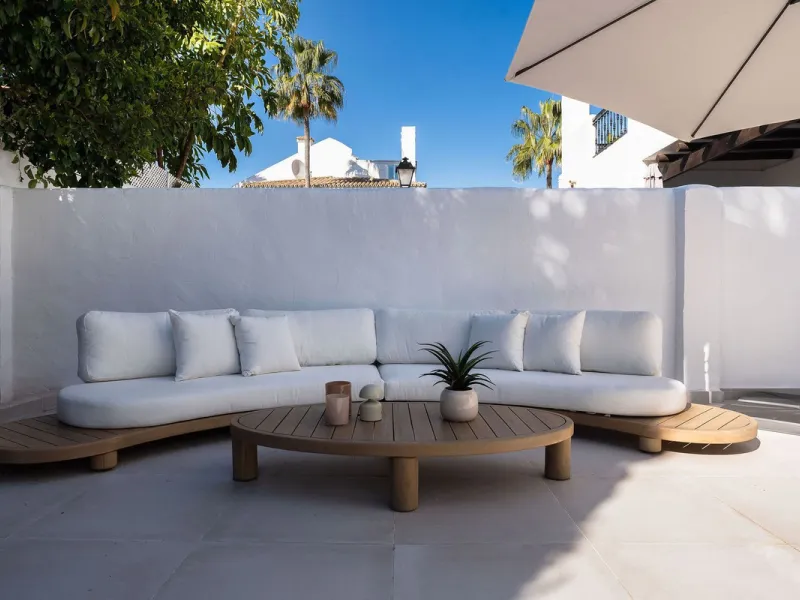Welcome to this exceptional townhouse where contemporary luxury meets comfort and effortless lifestyle!