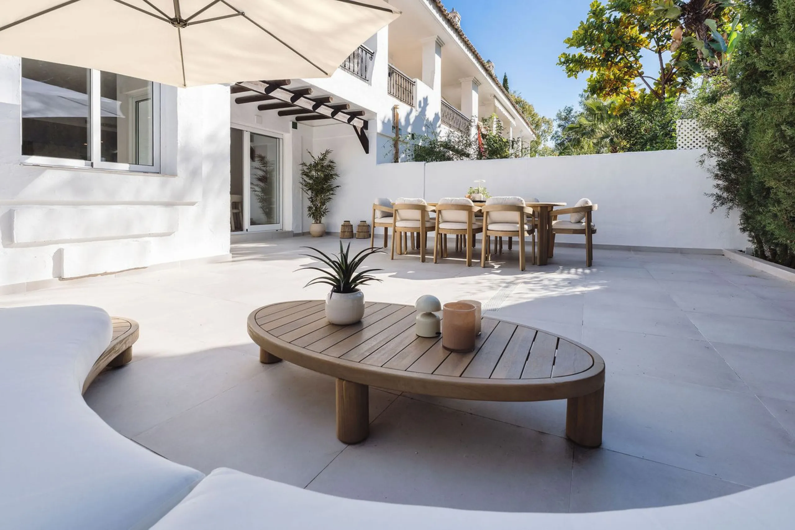 Welcome to this exceptional townhouse where contemporary luxury meets comfort and effortless lifestyle!