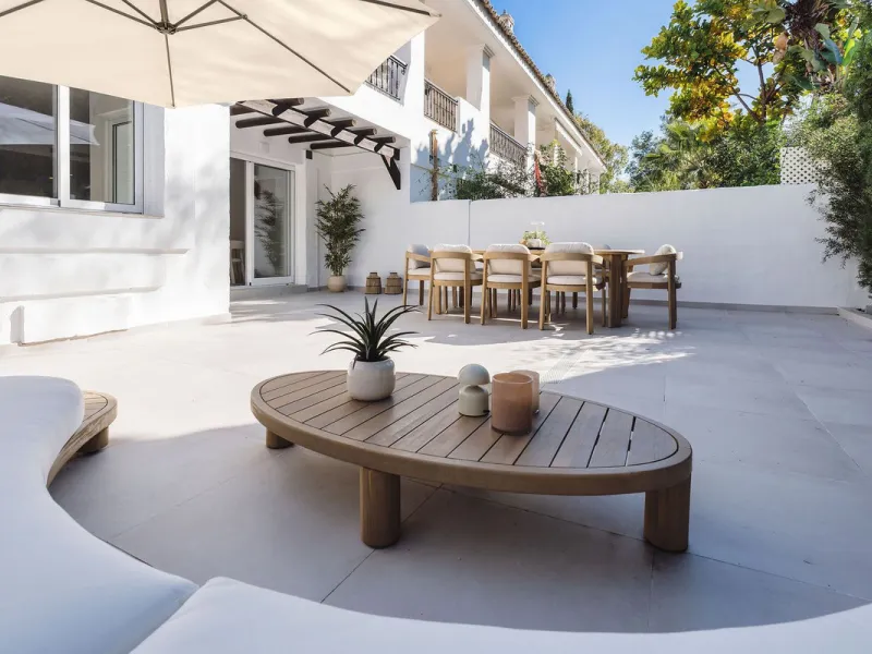Welcome to this exceptional townhouse where contemporary luxury meets comfort and effortless lifestyle!
