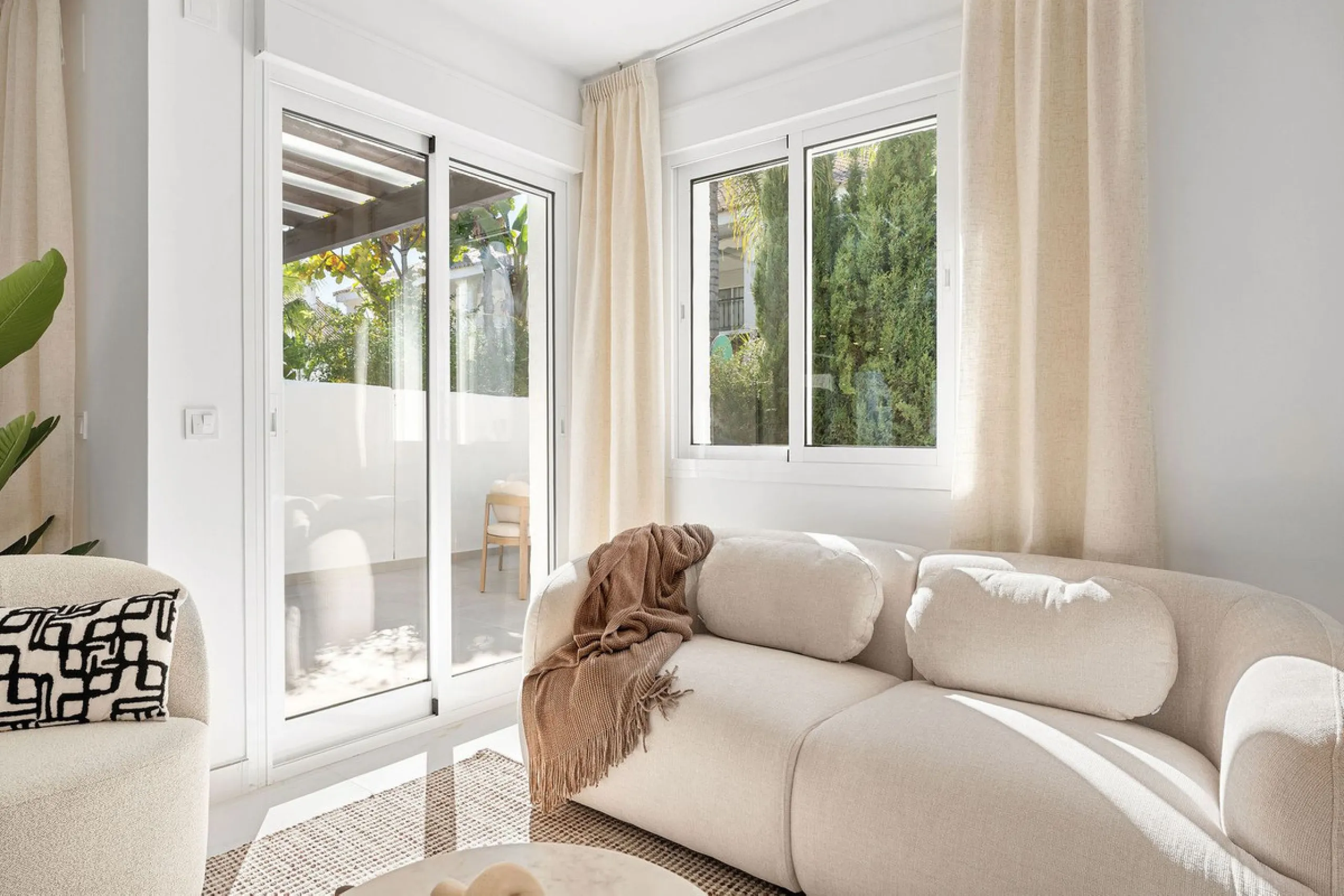 Welcome to this exceptional townhouse where contemporary luxury meets comfort and effortless lifestyle!