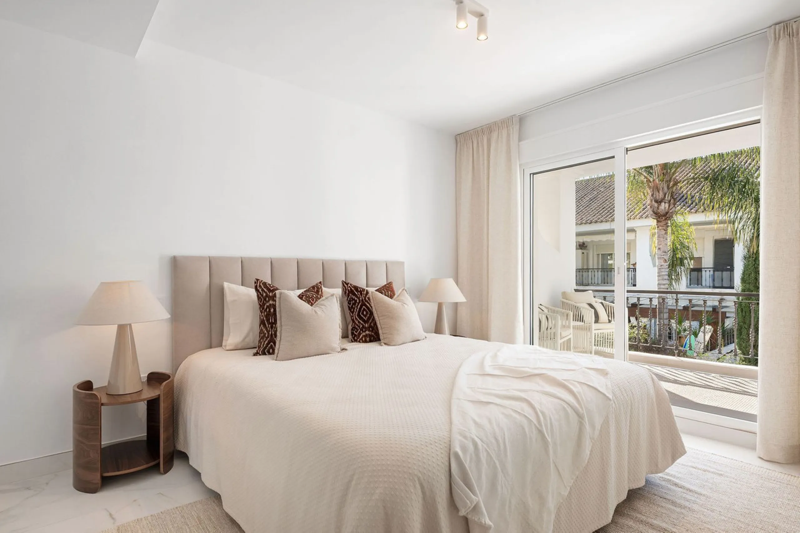 Welcome to this exceptional townhouse where contemporary luxury meets comfort and effortless lifestyle!