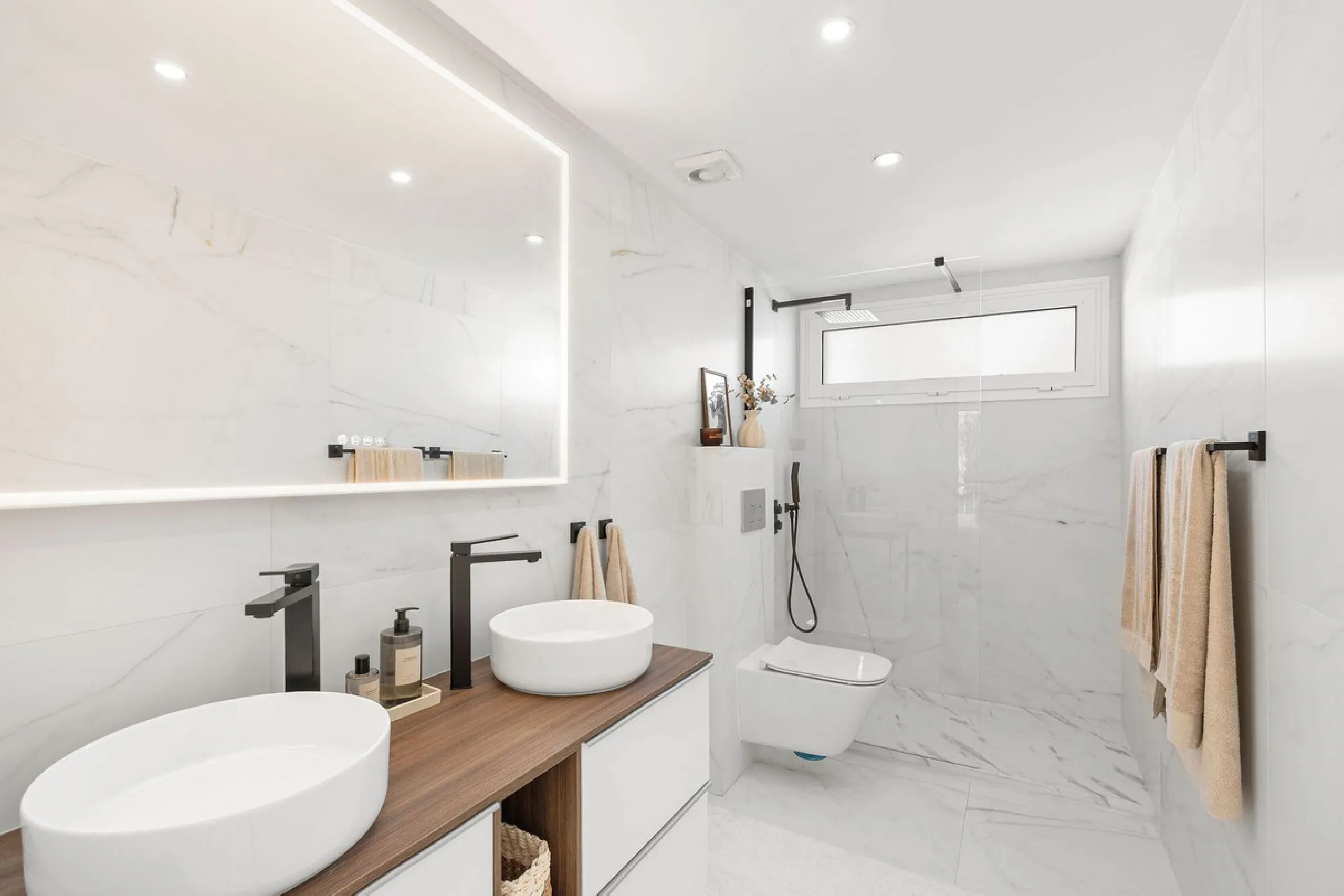 Welcome to this exceptional townhouse where contemporary luxury meets comfort and effortless lifestyle!