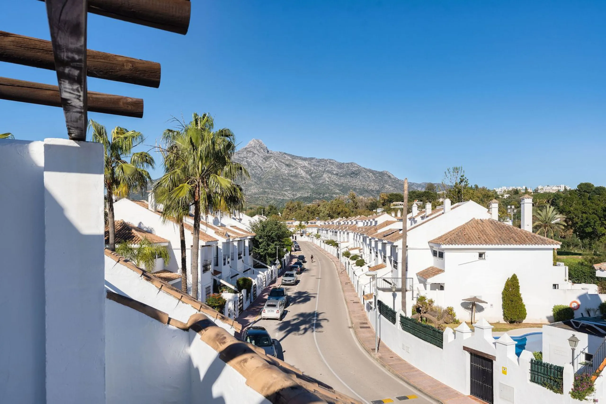 Welcome to this exceptional townhouse where contemporary luxury meets comfort and effortless lifestyle!