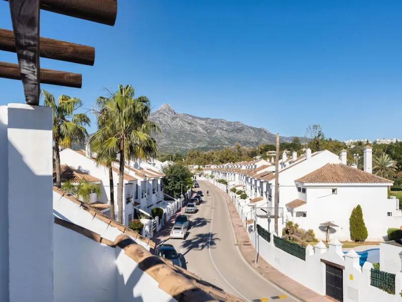 Welcome to this exceptional townhouse where contemporary luxury meets comfort and effortless lifestyle!