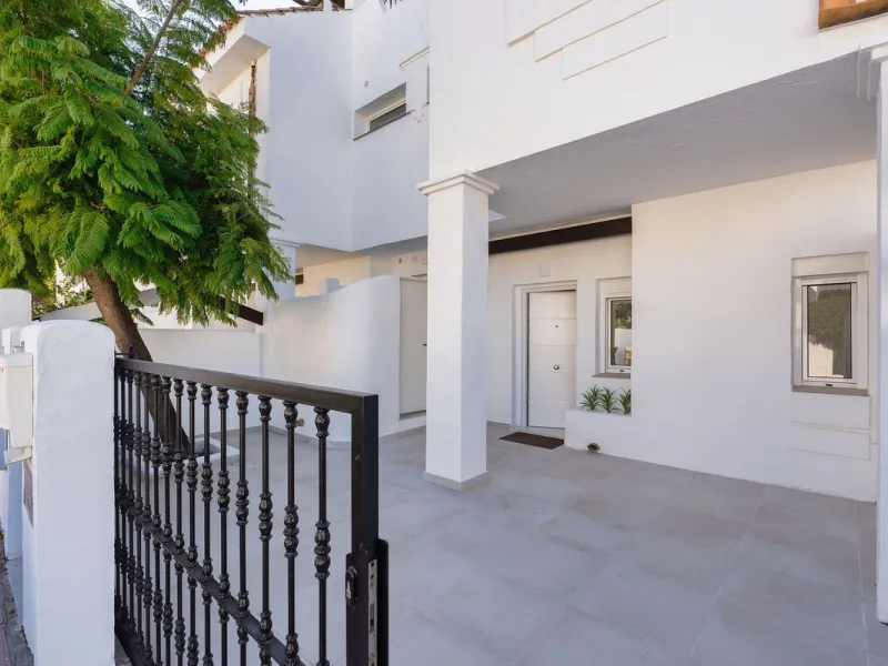 Welcome to this exceptional townhouse where contemporary luxury meets comfort and effortless lifestyle!