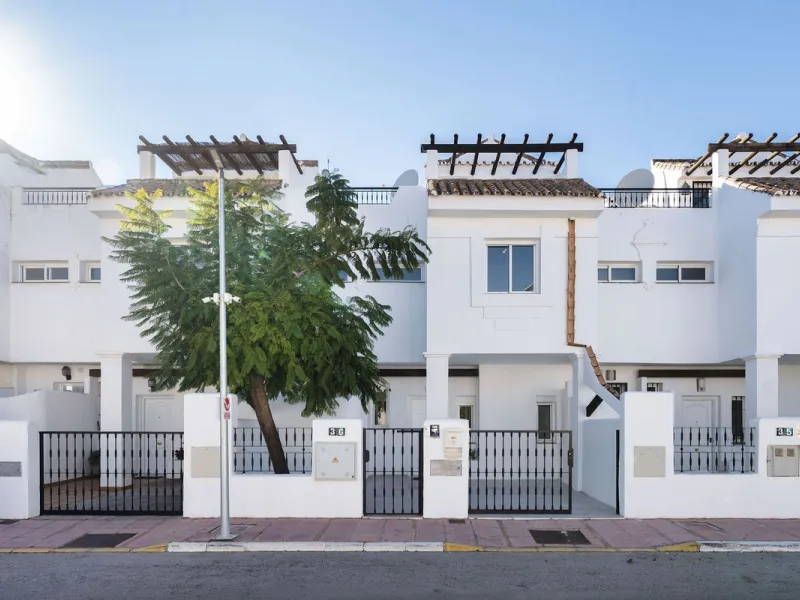 Welcome to this exceptional townhouse where contemporary luxury meets comfort and effortless lifestyle!