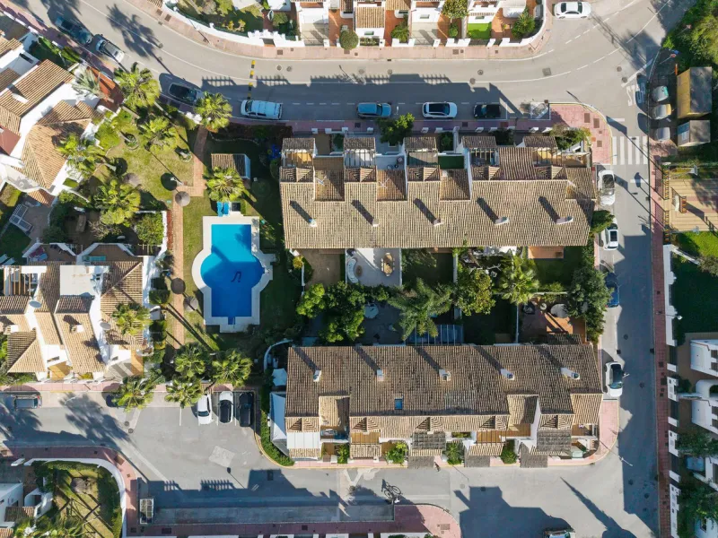 Welcome to this exceptional townhouse where contemporary luxury meets comfort and effortless lifestyle!