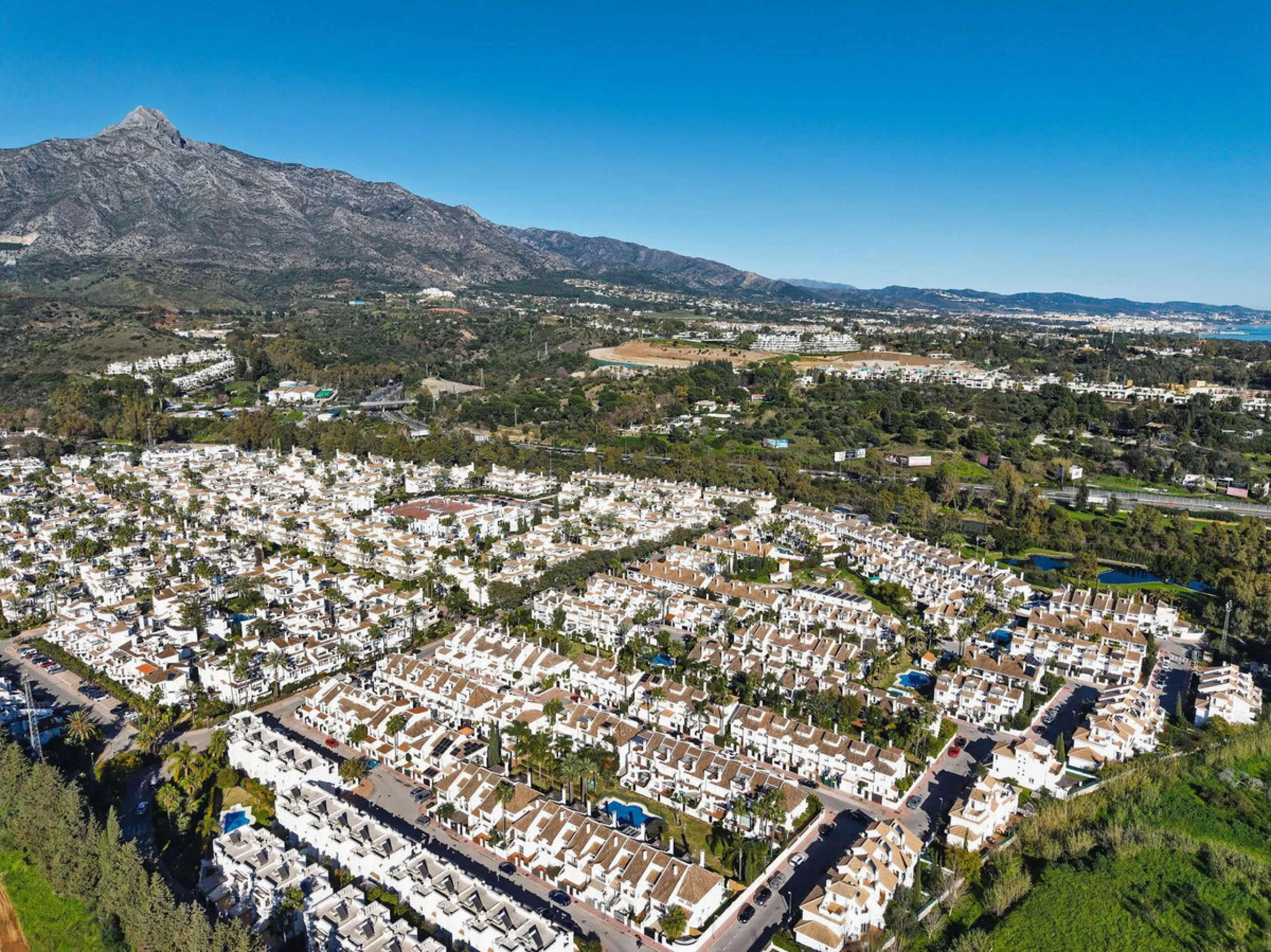 Welcome to this exceptional townhouse where contemporary luxury meets comfort and effortless lifestyle!