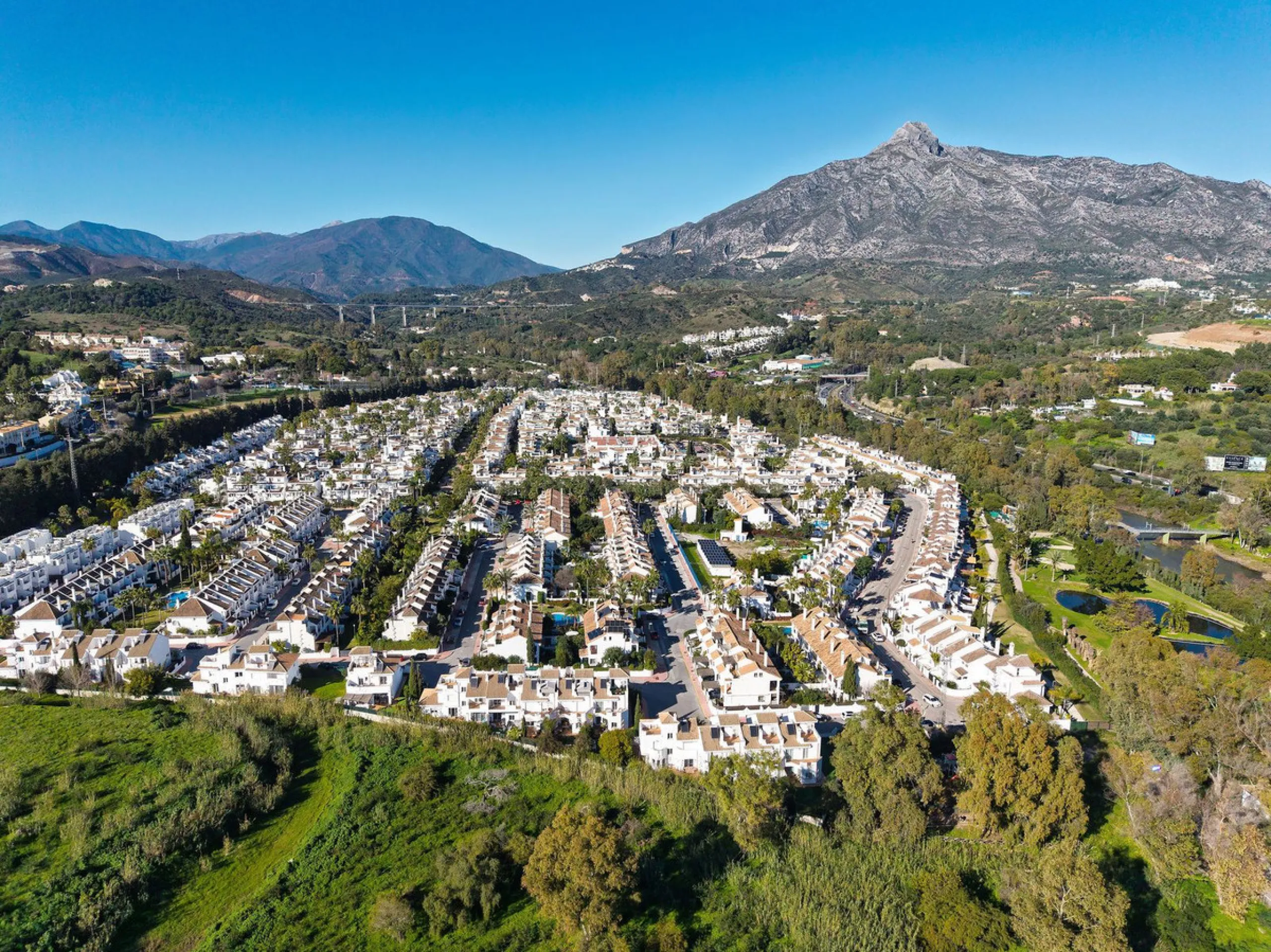 Welcome to this exceptional townhouse where contemporary luxury meets comfort and effortless lifestyle!
