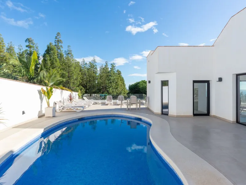 Beautiful newly renovated 6 bed villa in La Cala.