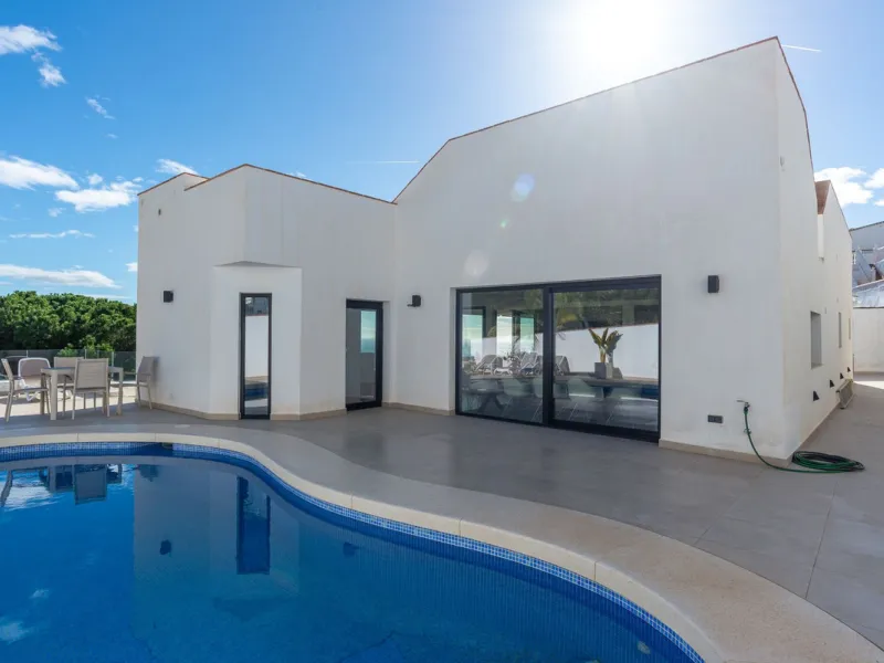 Beautiful newly renovated 6 bed villa in La Cala.