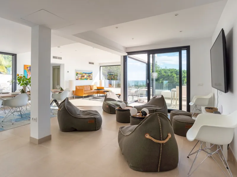 Beautiful newly renovated 6 bed villa in La Cala.
