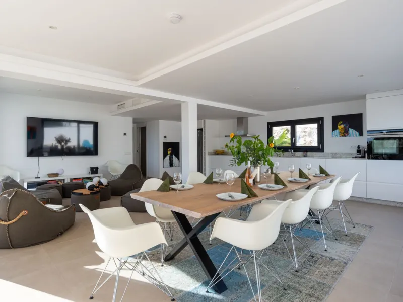 Beautiful newly renovated 6 bed villa in La Cala.