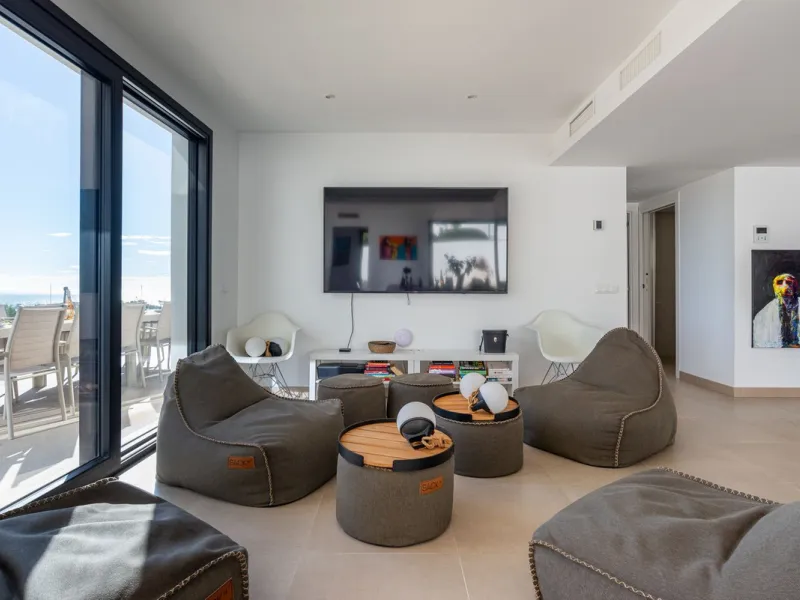 Beautiful newly renovated 6 bed villa in La Cala.
