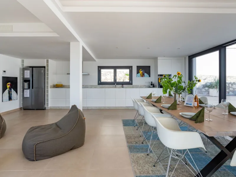 Beautiful newly renovated 6 bed villa in La Cala.