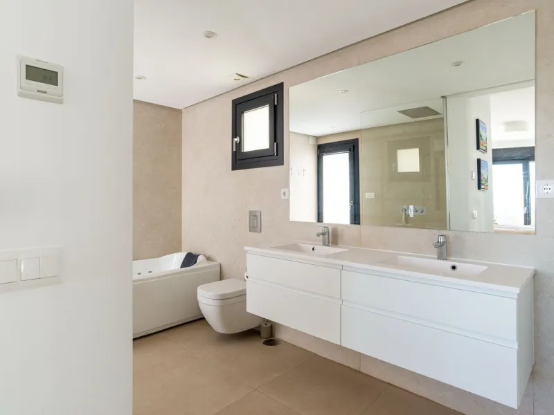 Beautiful newly renovated 6 bed villa in La Cala.