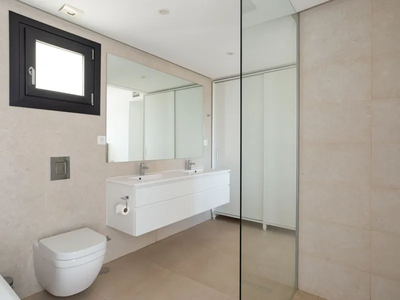 Beautiful newly renovated 6 bed villa in La Cala.