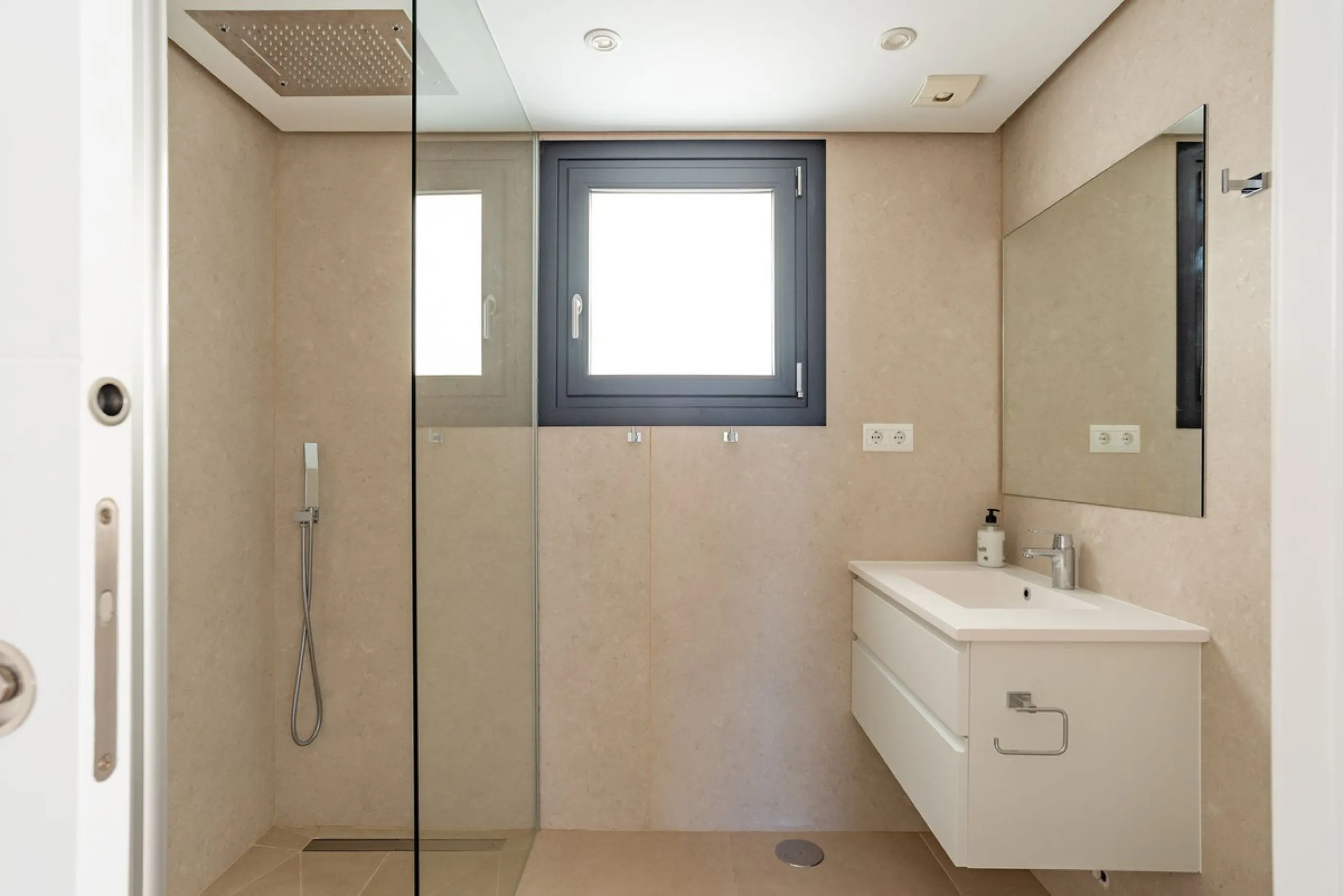 Beautiful newly renovated 6 bed villa in La Cala.