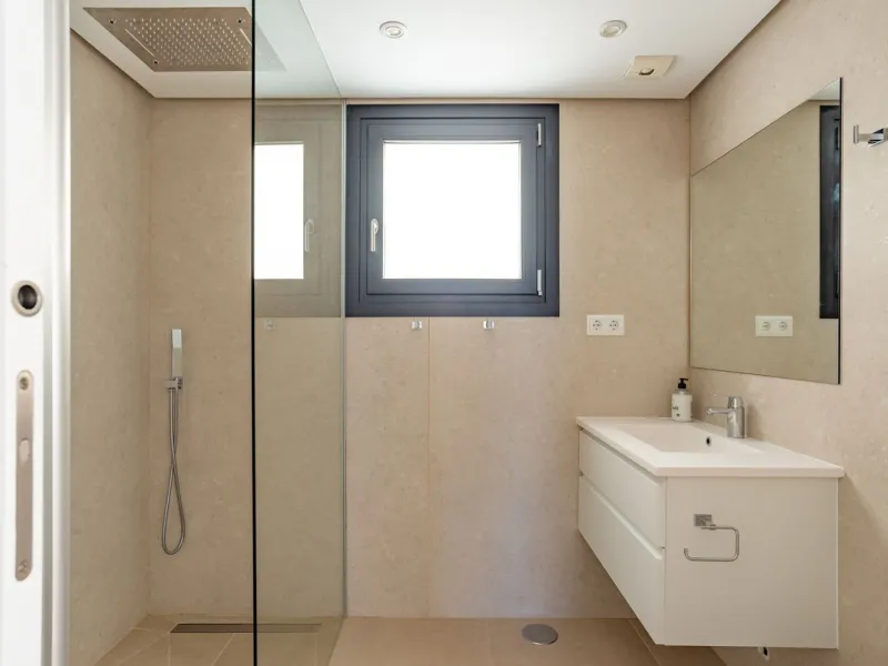 Beautiful newly renovated 6 bed villa in La Cala.