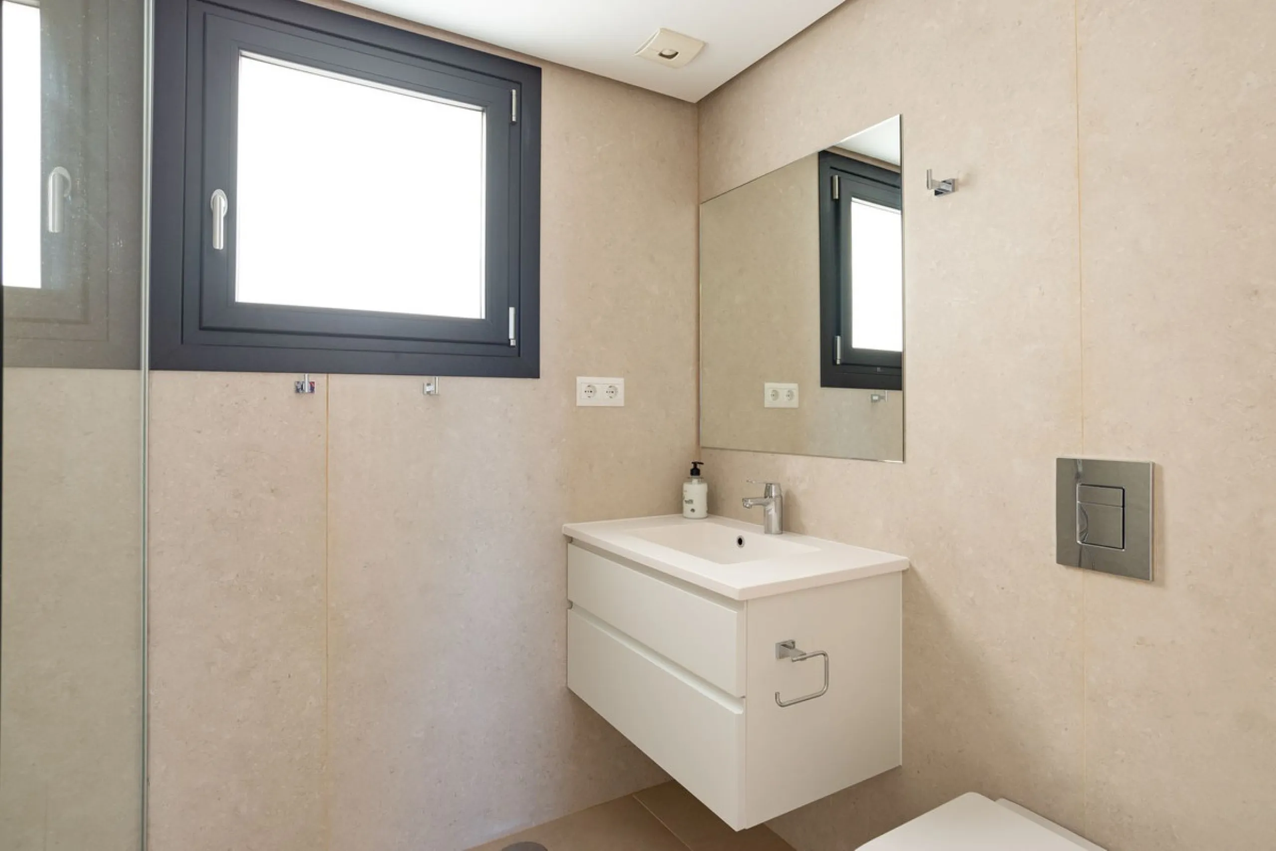Beautiful newly renovated 6 bed villa in La Cala.