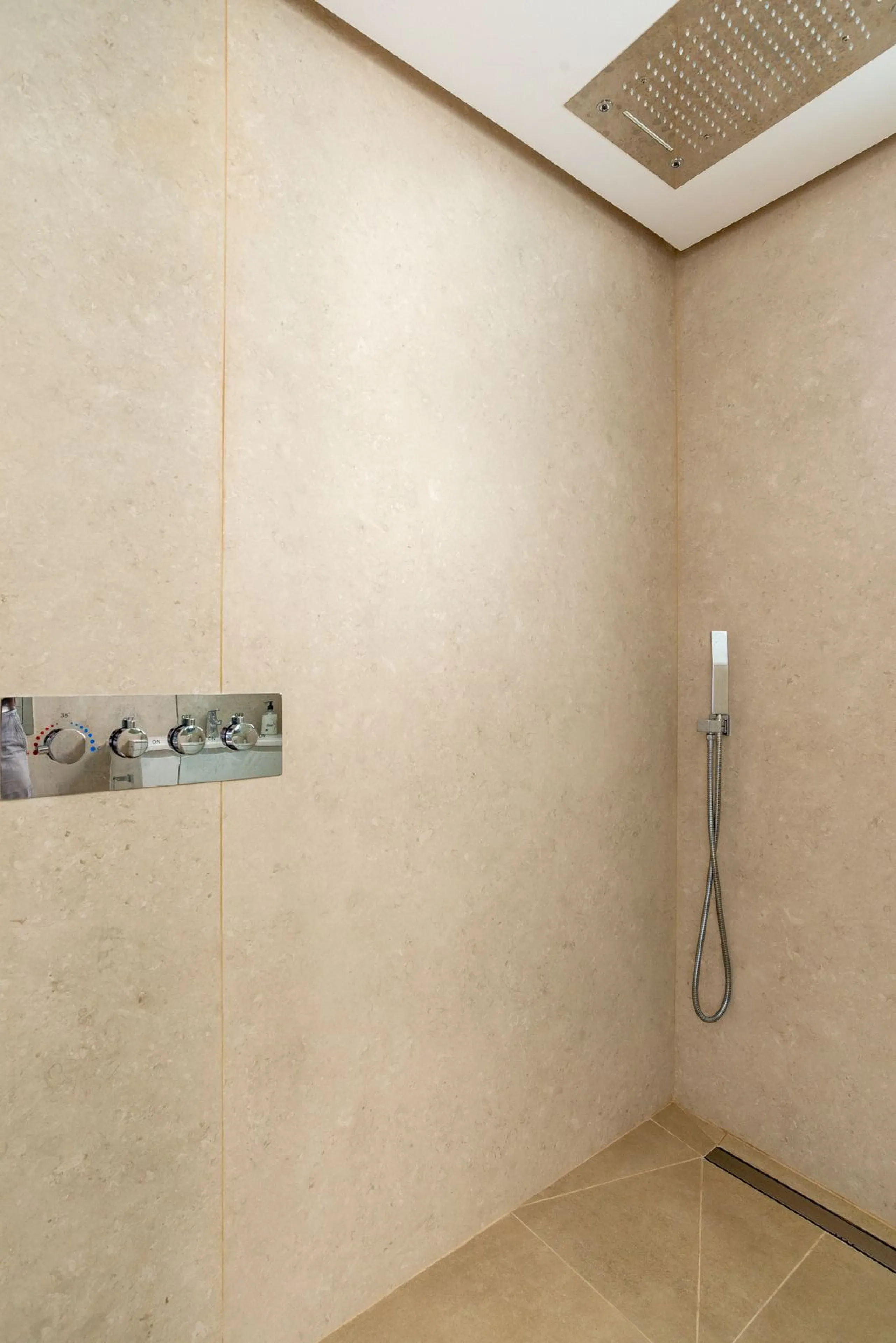 Beautiful newly renovated 6 bed villa in La Cala.