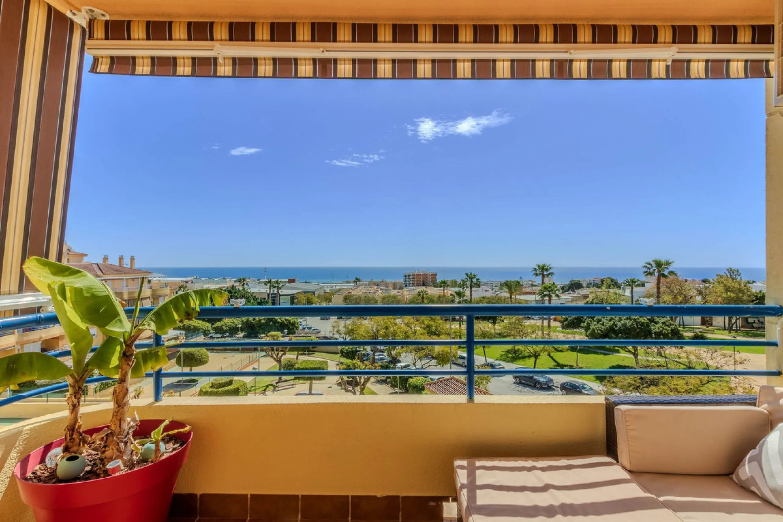 We present this spectacular property for sale on the prestigious Vicente Blanch Picot Street, located within an exclusive gated community that offers an unparalleled lifestyle. Enjoy magnificent communal areas, including lush gardens, swimming pools, padd
