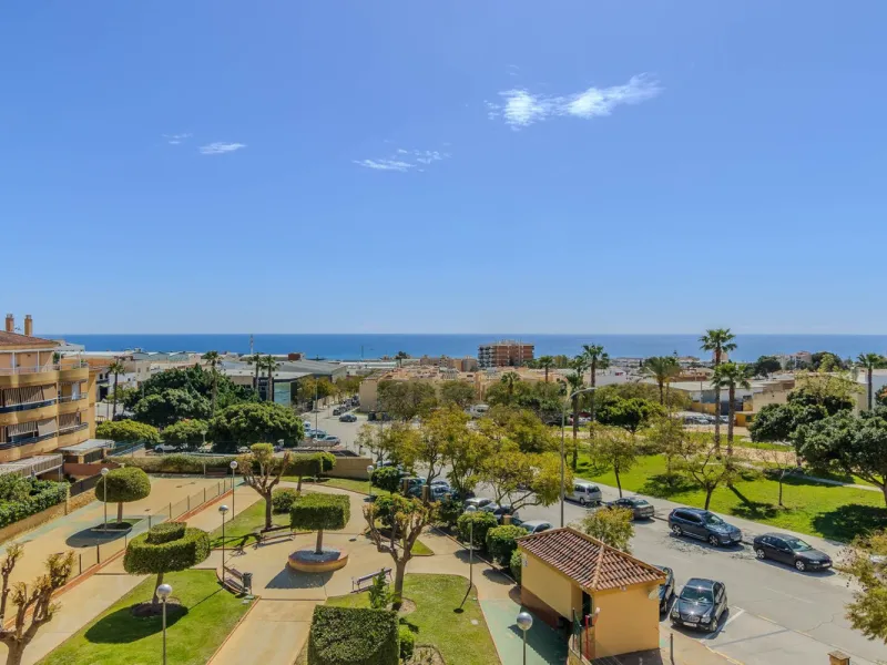 We present this spectacular property for sale on the prestigious Vicente Blanch Picot Street, located within an exclusive gated community that offers an unparalleled lifestyle. Enjoy magnificent communal areas, including lush gardens, swimming pools, padd