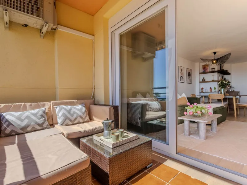 We present this spectacular property for sale on the prestigious Vicente Blanch Picot Street, located within an exclusive gated community that offers an unparalleled lifestyle. Enjoy magnificent communal areas, including lush gardens, swimming pools, padd
