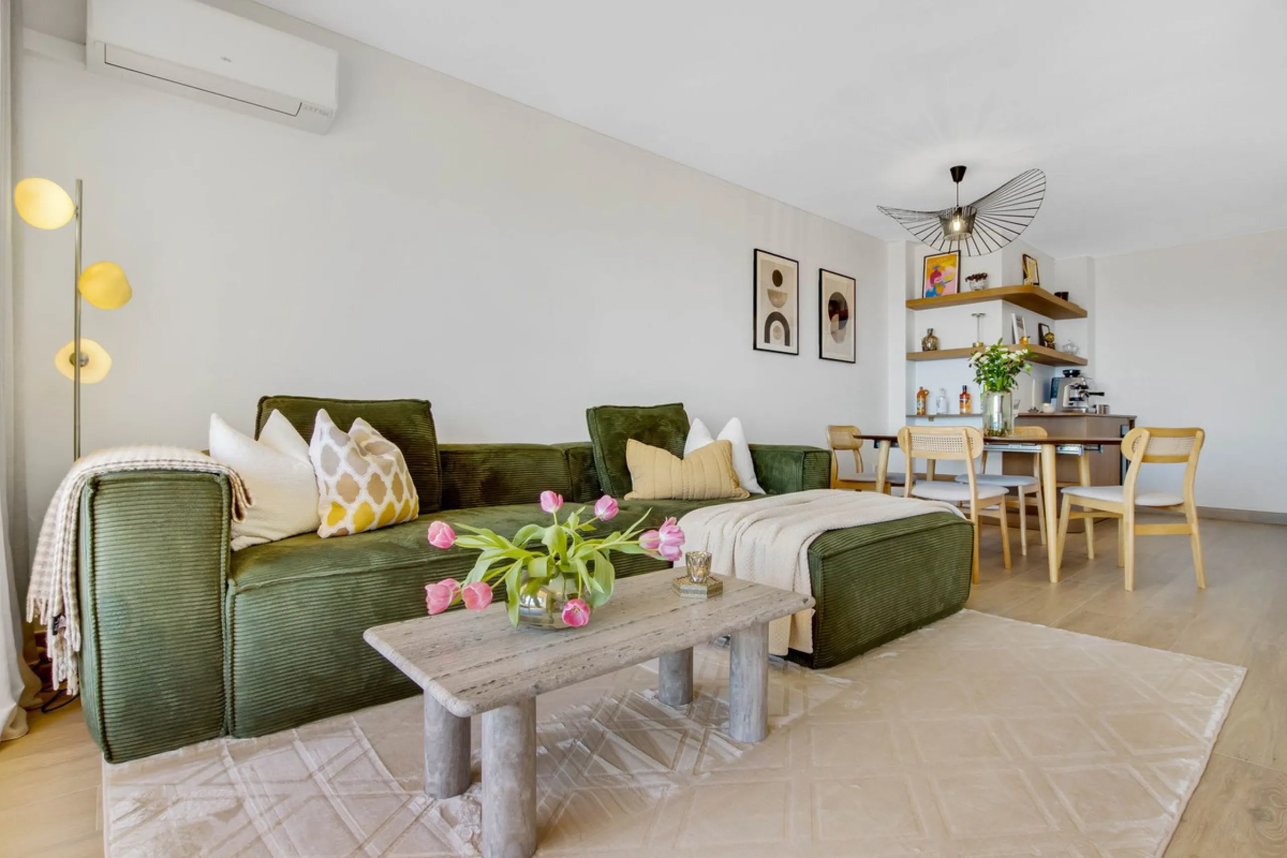 We present this spectacular property for sale on the prestigious Vicente Blanch Picot Street, located within an exclusive gated community that offers an unparalleled lifestyle. Enjoy magnificent communal areas, including lush gardens, swimming pools, padd