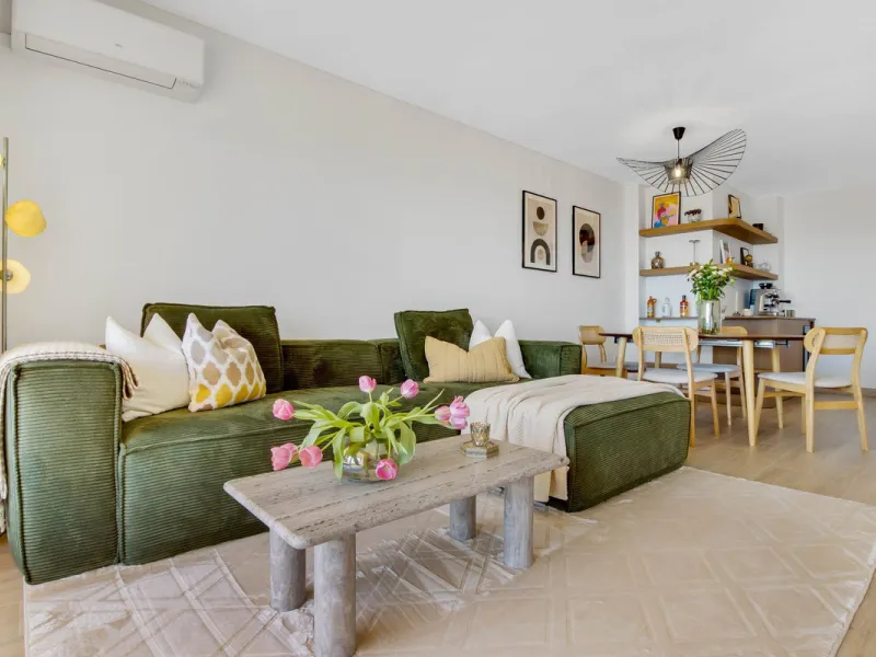 We present this spectacular property for sale on the prestigious Vicente Blanch Picot Street, located within an exclusive gated community that offers an unparalleled lifestyle. Enjoy magnificent communal areas, including lush gardens, swimming pools, padd