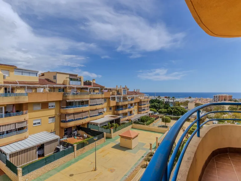We present this spectacular property for sale on the prestigious Vicente Blanch Picot Street, located within an exclusive gated community that offers an unparalleled lifestyle. Enjoy magnificent communal areas, including lush gardens, swimming pools, padd
