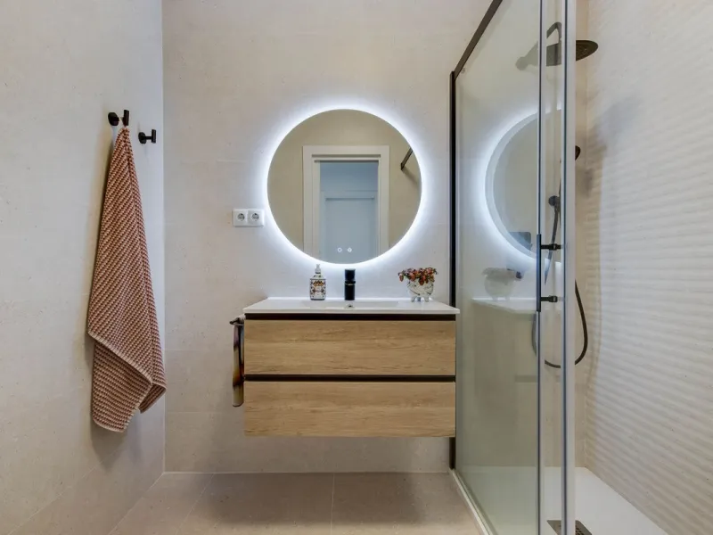 We present this spectacular property for sale on the prestigious Vicente Blanch Picot Street, located within an exclusive gated community that offers an unparalleled lifestyle. Enjoy magnificent communal areas, including lush gardens, swimming pools, padd