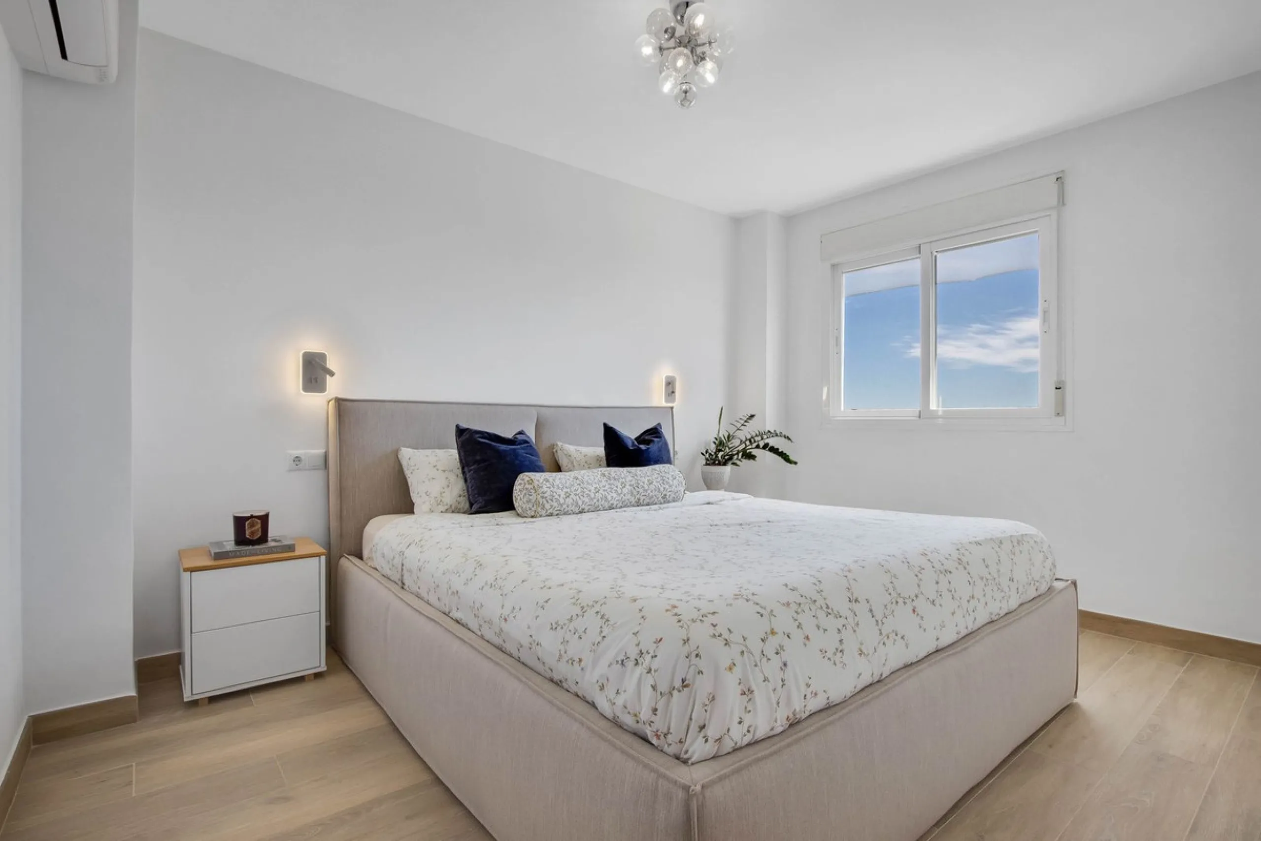 We present this spectacular property for sale on the prestigious Vicente Blanch Picot Street, located within an exclusive gated community that offers an unparalleled lifestyle. Enjoy magnificent communal areas, including lush gardens, swimming pools, padd