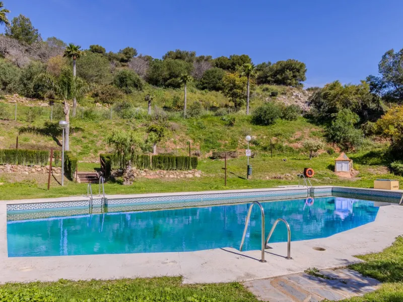 We present this spectacular property for sale on the prestigious Vicente Blanch Picot Street, located within an exclusive gated community that offers an unparalleled lifestyle. Enjoy magnificent communal areas, including lush gardens, swimming pools, padd
