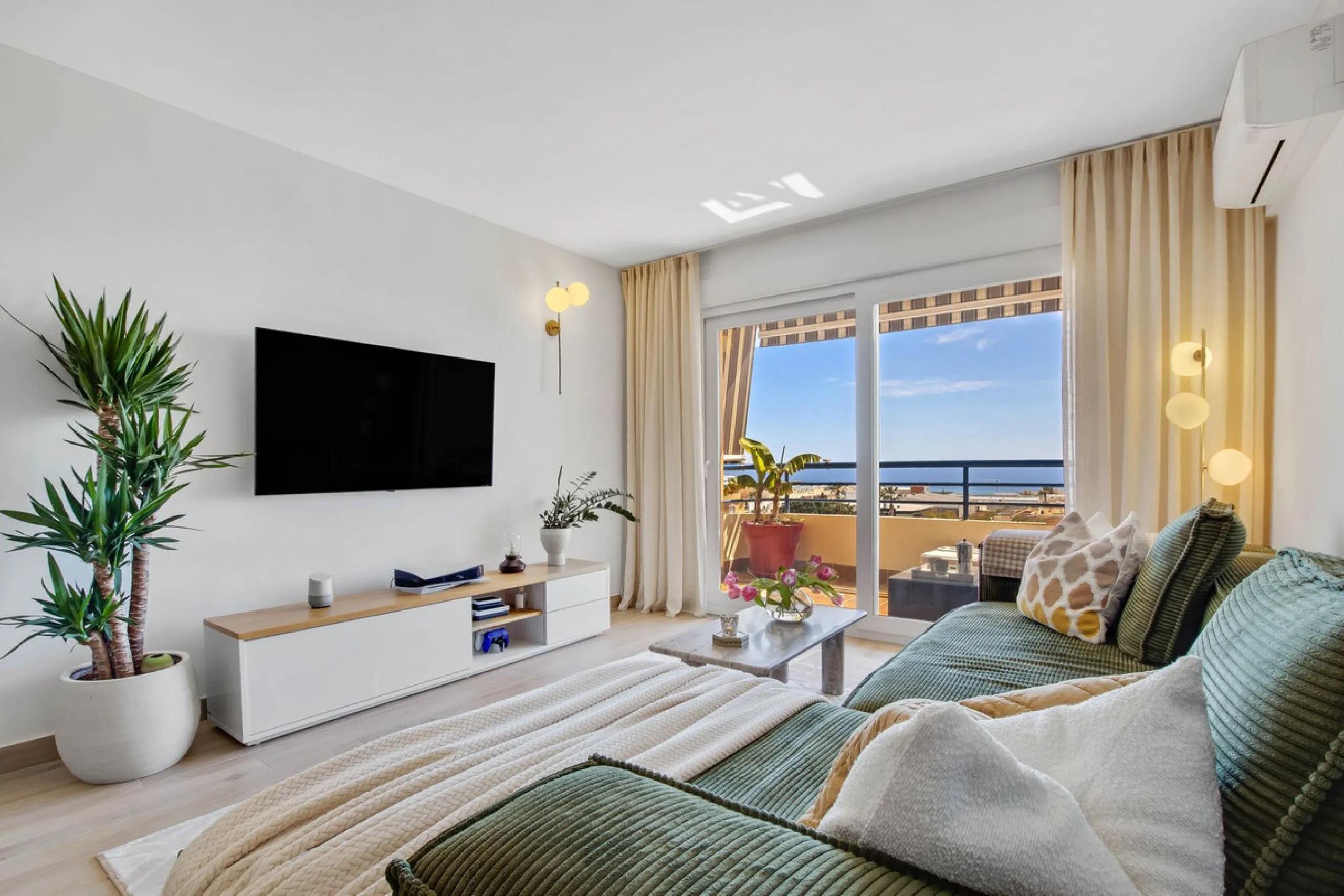 We present this spectacular property for sale on the prestigious Vicente Blanch Picot Street, located within an exclusive gated community that offers an unparalleled lifestyle. Enjoy magnificent communal areas, including lush gardens, swimming pools, padd