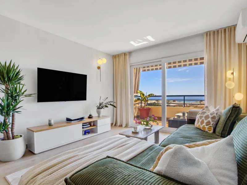 We present this spectacular property for sale on the prestigious Vicente Blanch Picot Street, located within an exclusive gated community that offers an unparalleled lifestyle. Enjoy magnificent communal areas, including lush gardens, swimming pools, padd