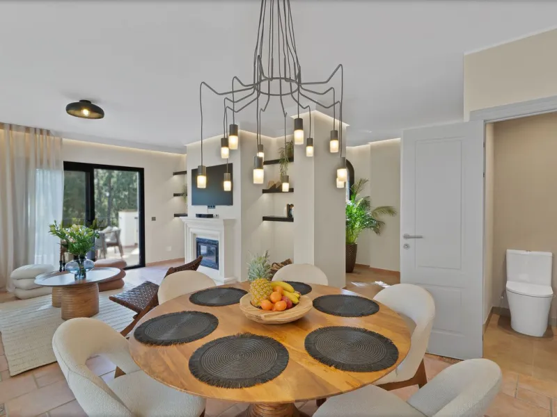 VILLA CON LICENCIA TURÍSTICA VÁLIDA Y TRANSFERIBLE! Nestled in the heart of Calahonda a fully renovated and furnished 3-bedroom detached villa offering total peace and privacy, yet everything you need is just minutes away. Spread across three levels, the 