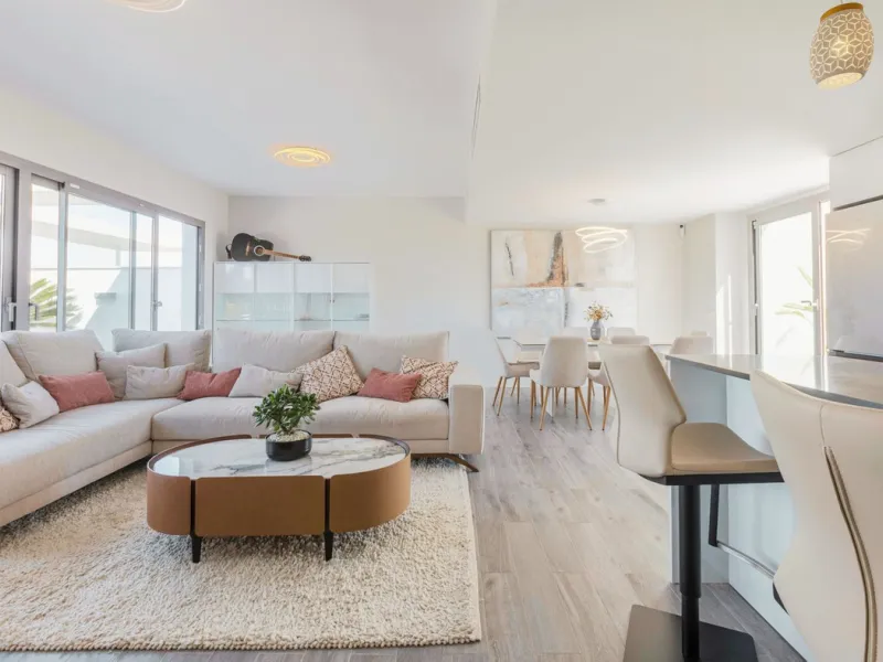 Newly completed penthouse with four bedrooms and large terraces, ideal for discerning clients looking for comfort in a new gated development. The penthouse has about 119 sqm of indoor living space and more than 120 sqm of terrace space, giving a total of 