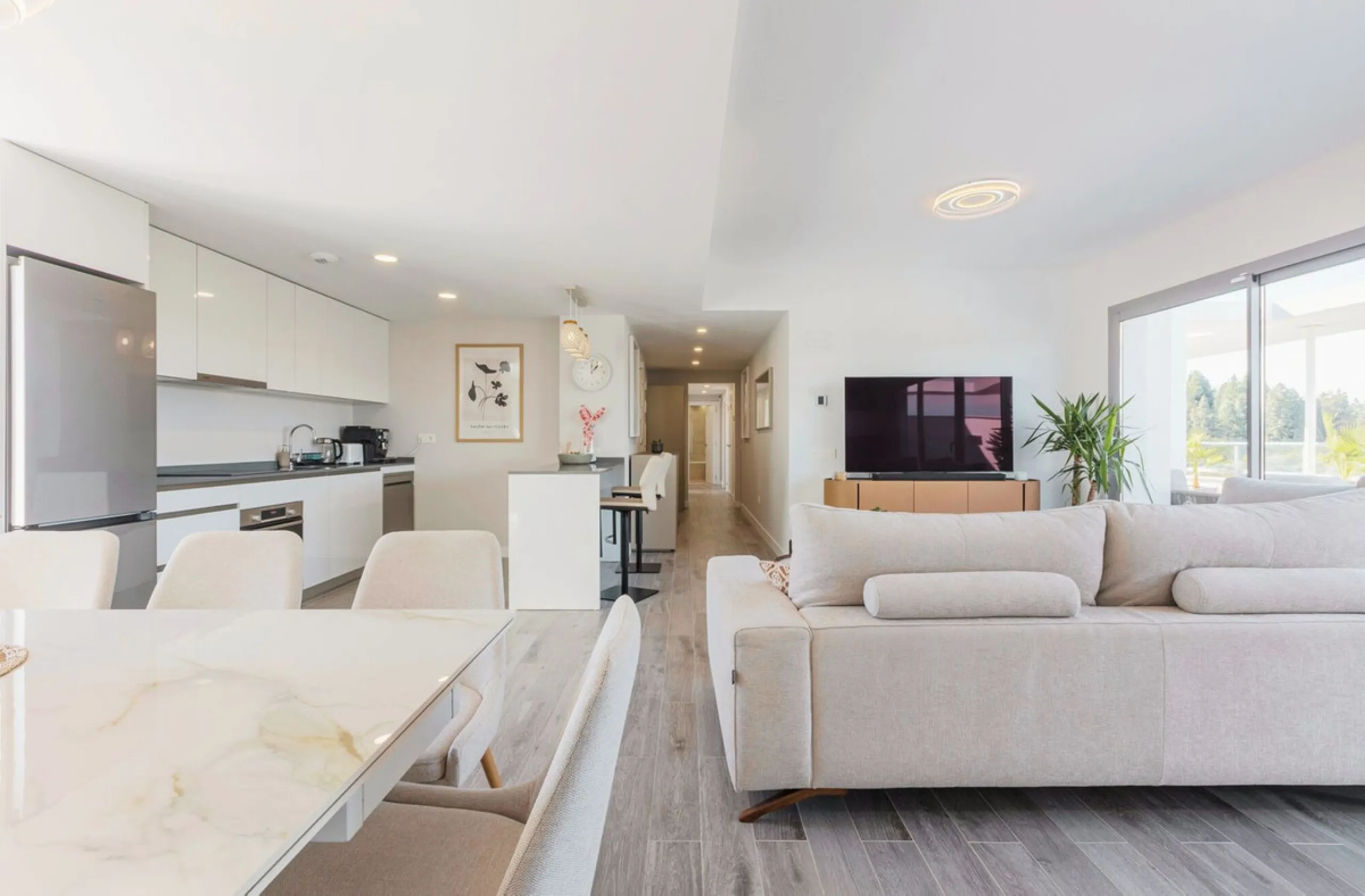 Newly completed penthouse with four bedrooms and large terraces, ideal for discerning clients looking for comfort in a new gated development. The penthouse has about 119 sqm of indoor living space and more than 120 sqm of terrace space, giving a total of 
