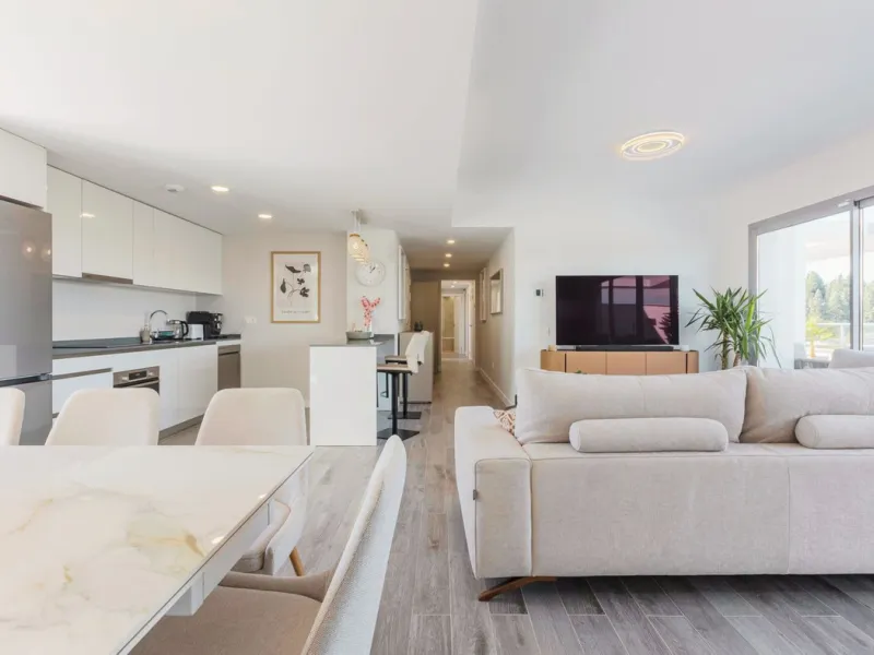 Newly completed penthouse with four bedrooms and large terraces, ideal for discerning clients looking for comfort in a new gated development. The penthouse has about 119 sqm of indoor living space and more than 120 sqm of terrace space, giving a total of 
