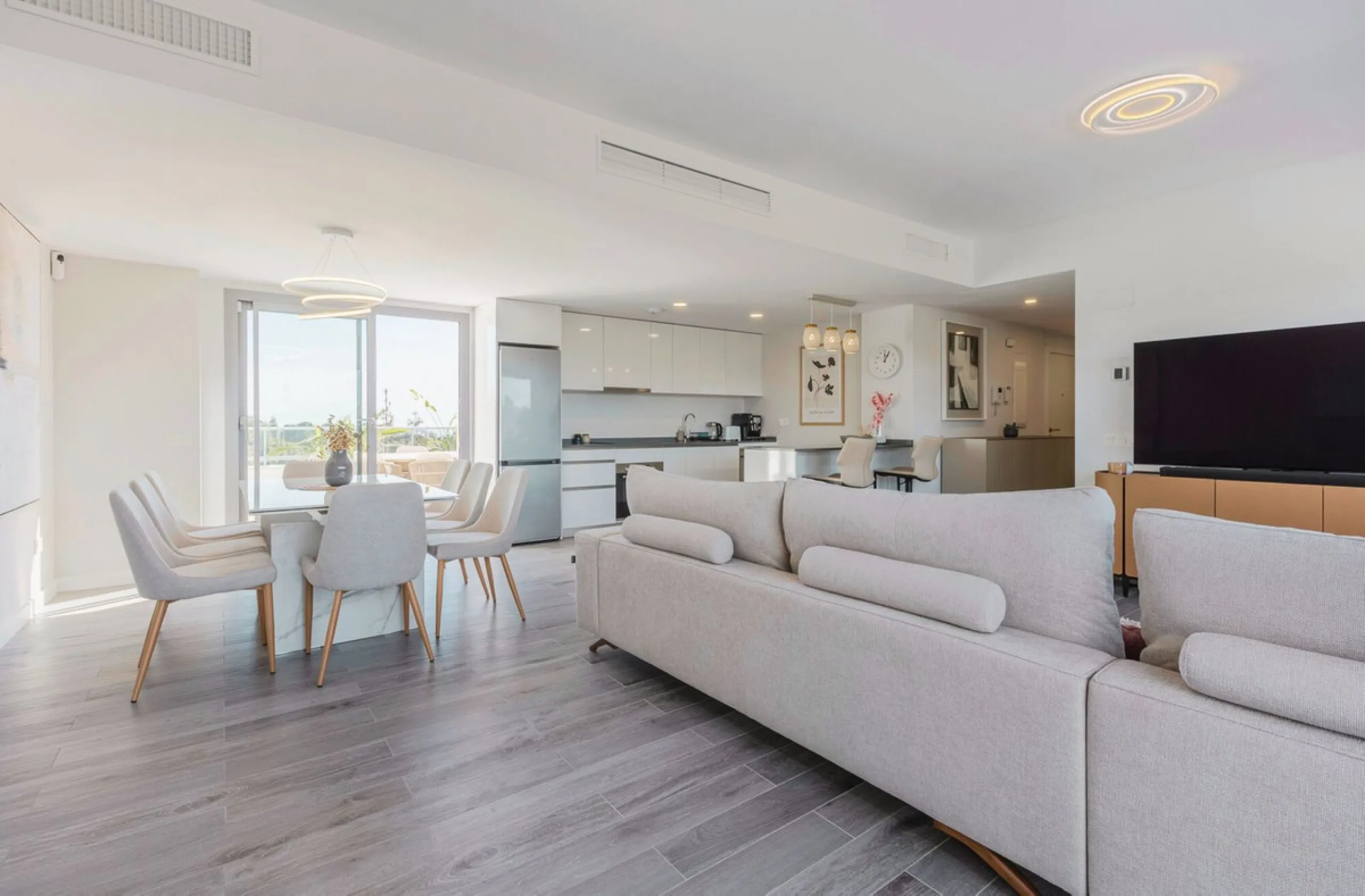 Newly completed penthouse with four bedrooms and large terraces, ideal for discerning clients looking for comfort in a new gated development. The penthouse has about 119 sqm of indoor living space and more than 120 sqm of terrace space, giving a total of 