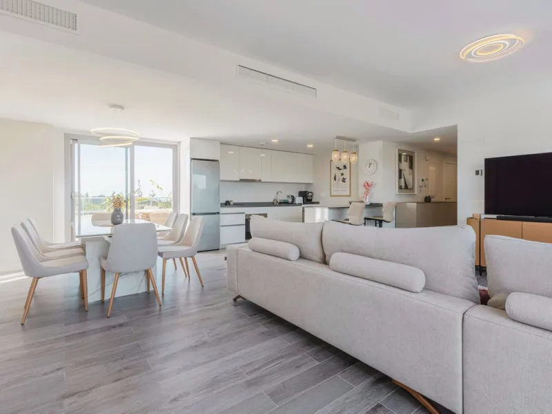 Newly completed penthouse with four bedrooms and large terraces, ideal for discerning clients looking for comfort in a new gated development. The penthouse has about 119 sqm of indoor living space and more than 120 sqm of terrace space, giving a total of 