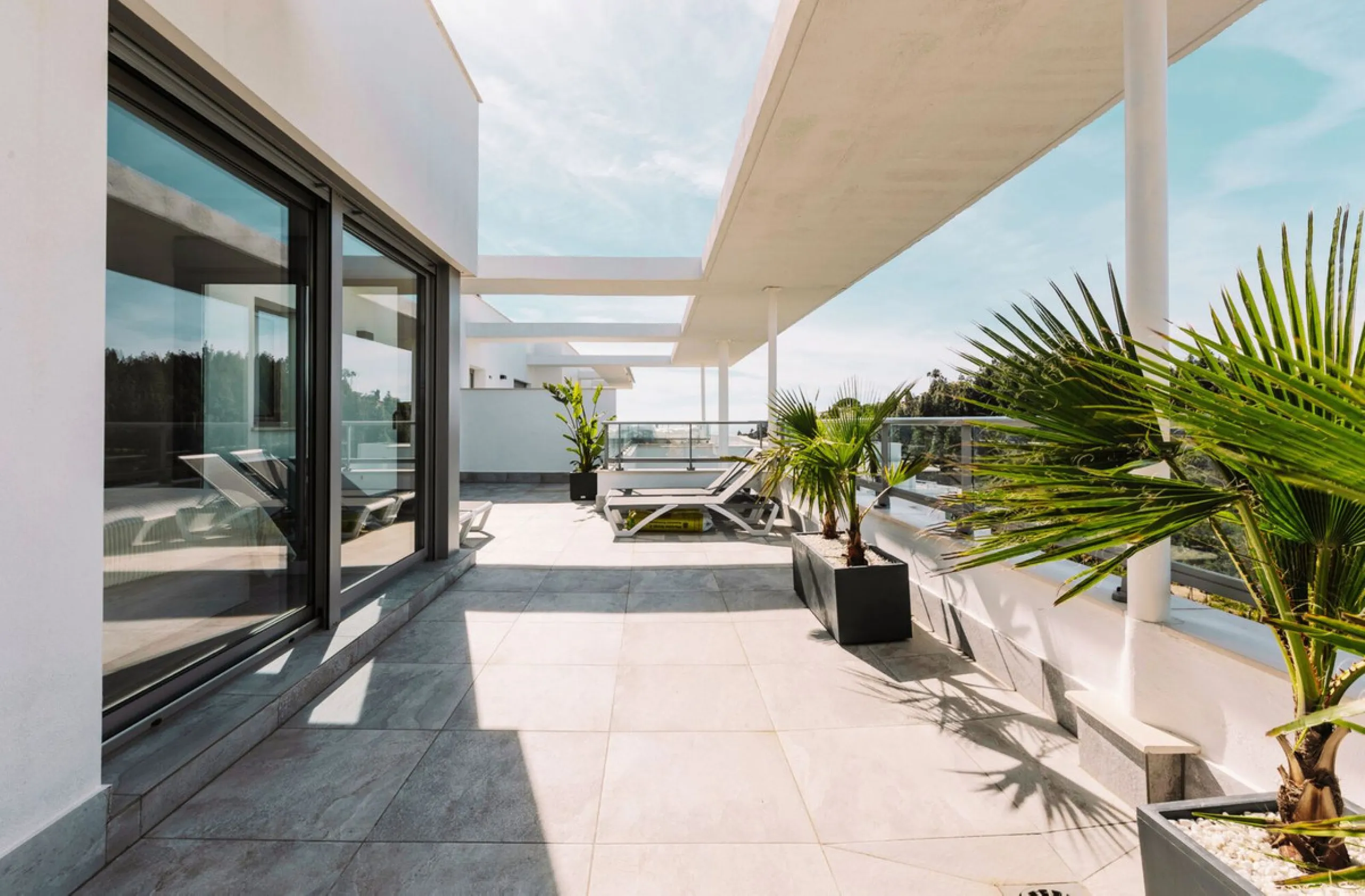 Newly completed penthouse with four bedrooms and large terraces, ideal for discerning clients looking for comfort in a new gated development. The penthouse has about 119 sqm of indoor living space and more than 120 sqm of terrace space, giving a total of 