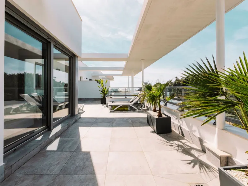 Newly completed penthouse with four bedrooms and large terraces, ideal for discerning clients looking for comfort in a new gated development. The penthouse has about 119 sqm of indoor living space and more than 120 sqm of terrace space, giving a total of 