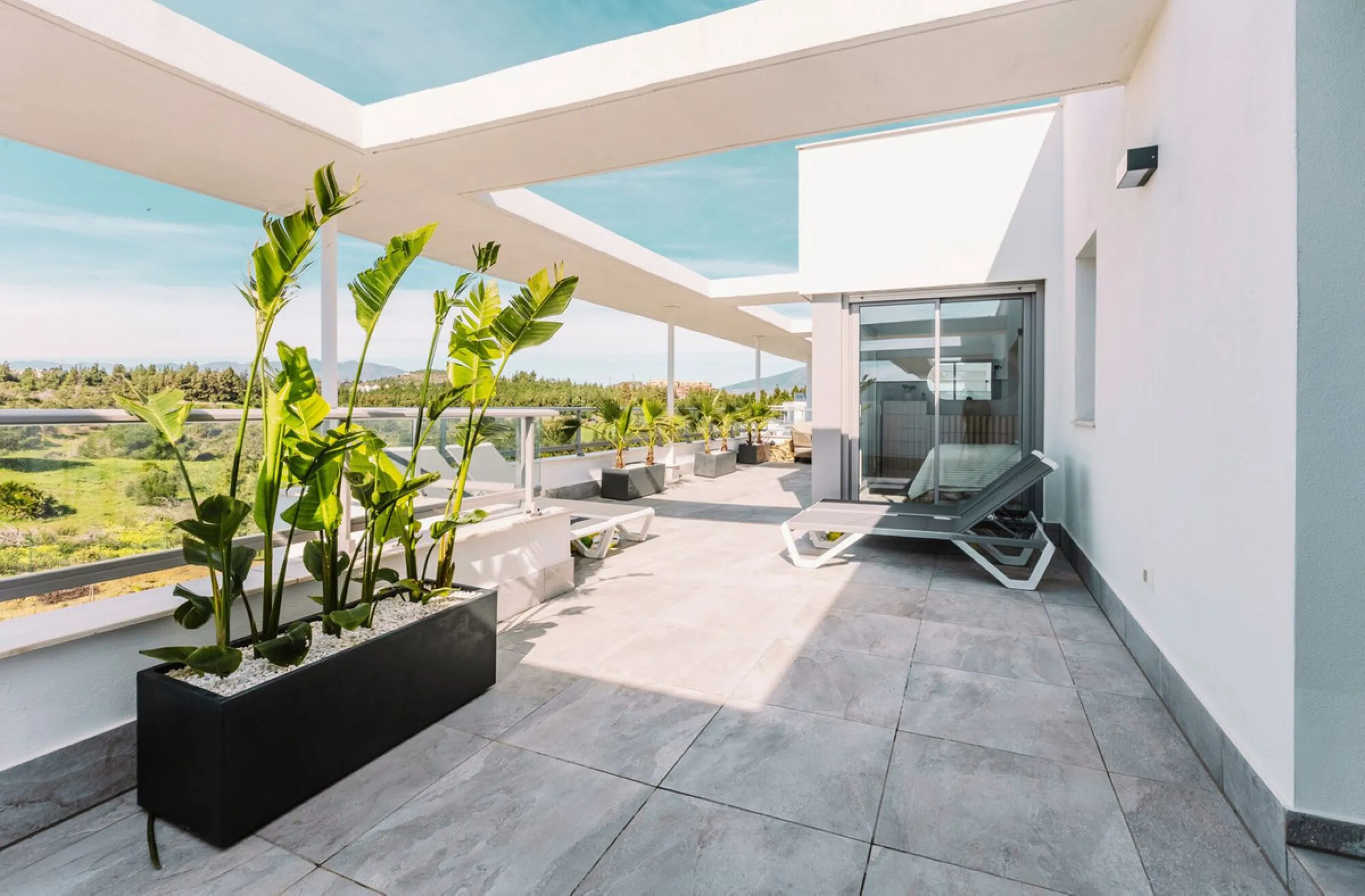 Newly completed penthouse with four bedrooms and large terraces, ideal for discerning clients looking for comfort in a new gated development. The penthouse has about 119 sqm of indoor living space and more than 120 sqm of terrace space, giving a total of 