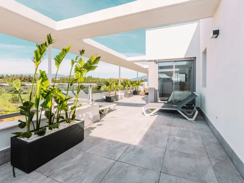 Newly completed penthouse with four bedrooms and large terraces, ideal for discerning clients looking for comfort in a new gated development. The penthouse has about 119 sqm of indoor living space and more than 120 sqm of terrace space, giving a total of 