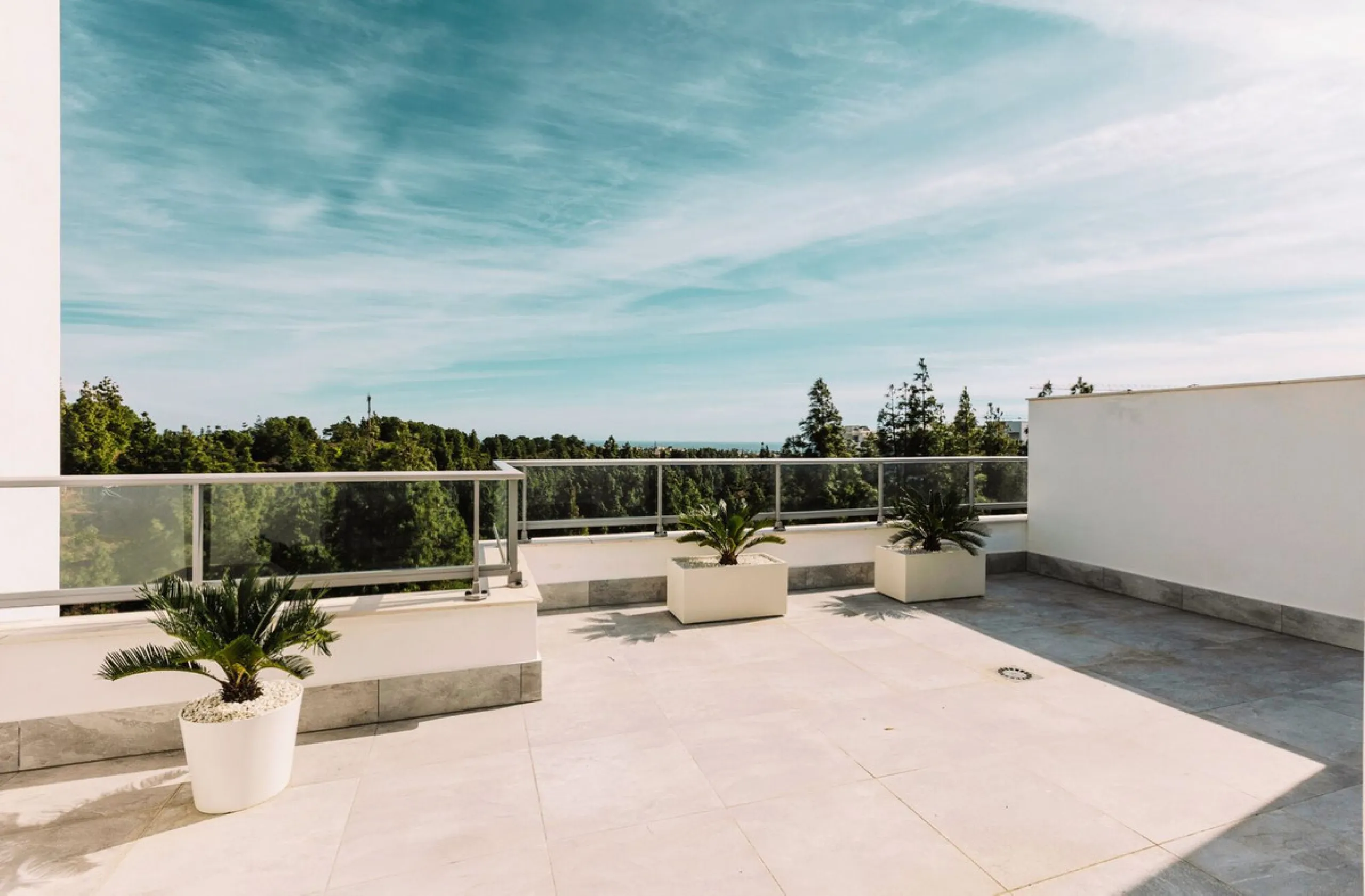 Newly completed penthouse with four bedrooms and large terraces, ideal for discerning clients looking for comfort in a new gated development. The penthouse has about 119 sqm of indoor living space and more than 120 sqm of terrace space, giving a total of 