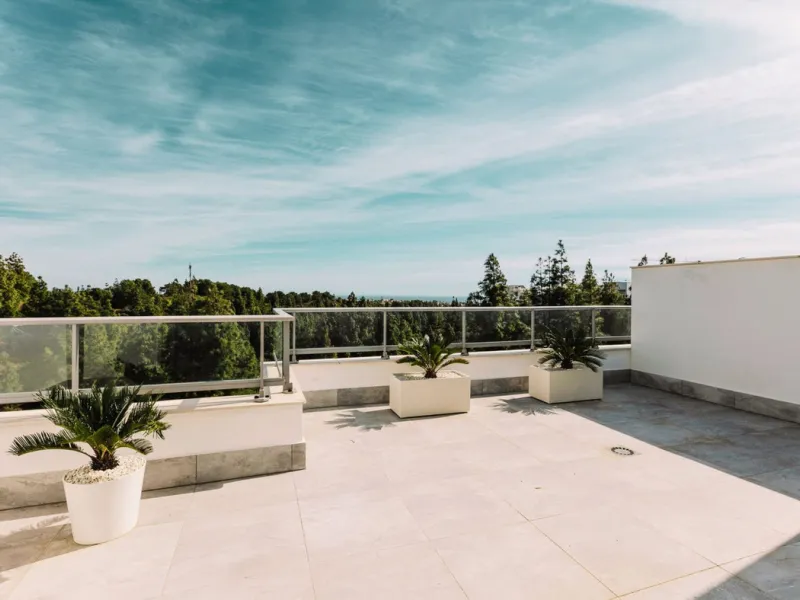 Newly completed penthouse with four bedrooms and large terraces, ideal for discerning clients looking for comfort in a new gated development. The penthouse has about 119 sqm of indoor living space and more than 120 sqm of terrace space, giving a total of 