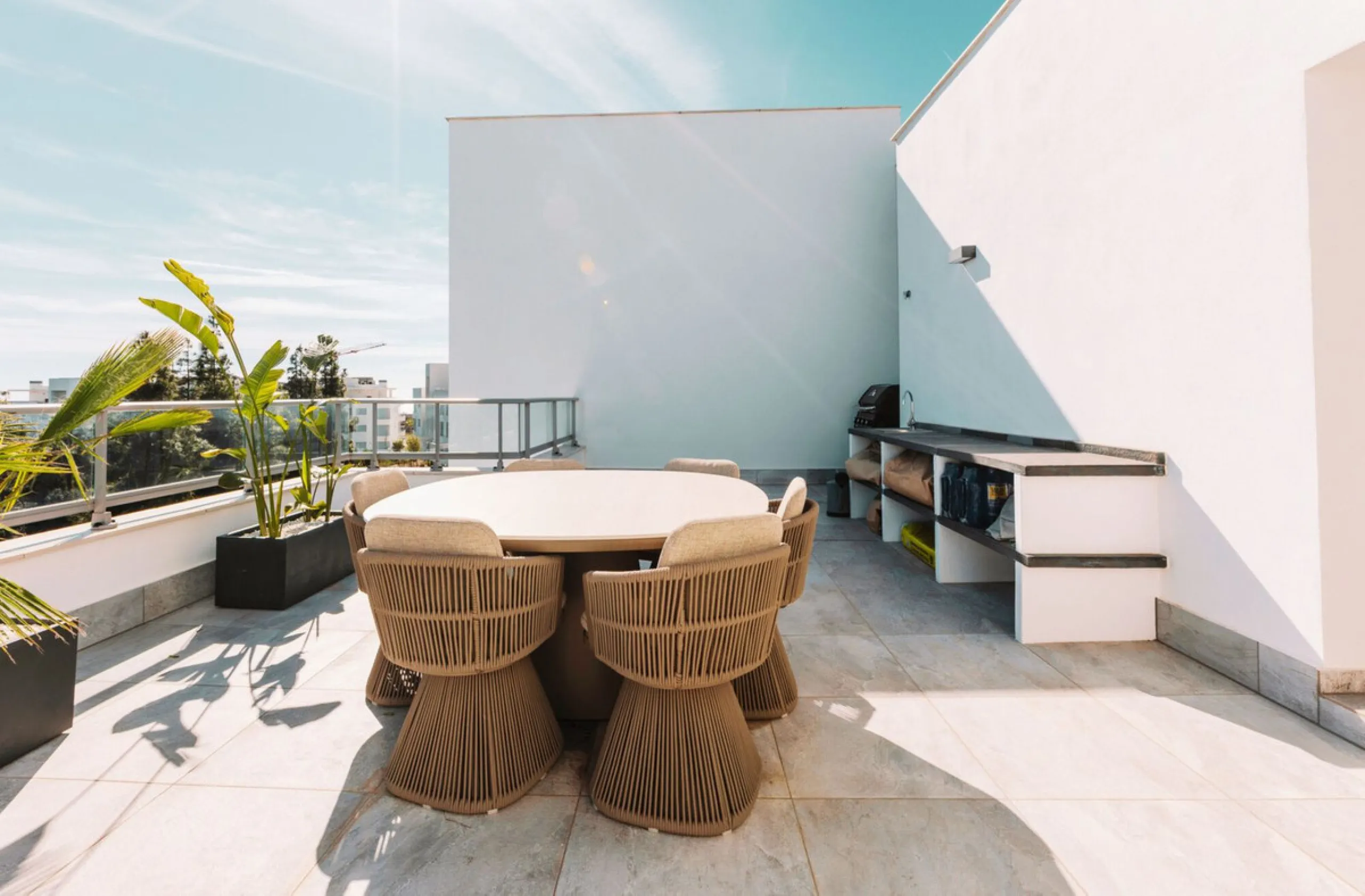 Newly completed penthouse with four bedrooms and large terraces, ideal for discerning clients looking for comfort in a new gated development. The penthouse has about 119 sqm of indoor living space and more than 120 sqm of terrace space, giving a total of 